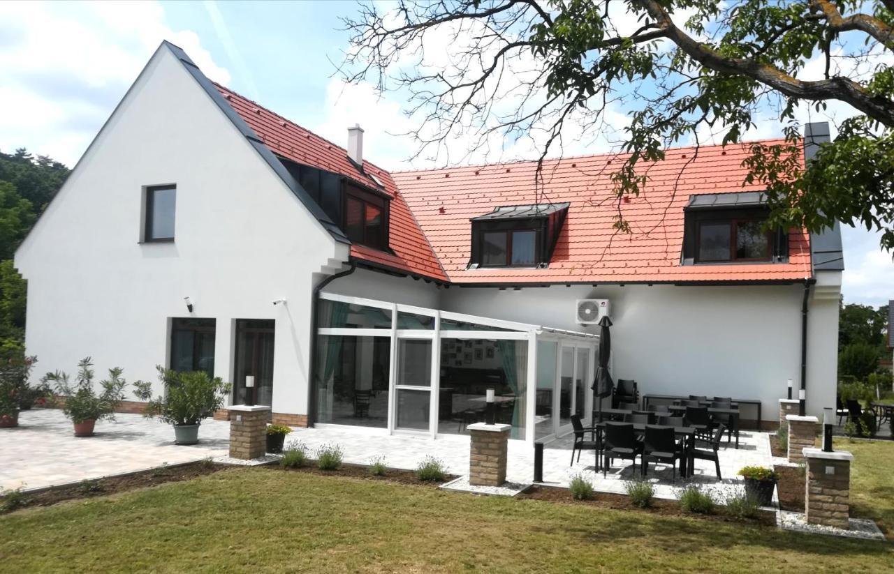 Bed and Breakfast Dreko Panzio & Borbisztro Győrújbarát Esterno foto