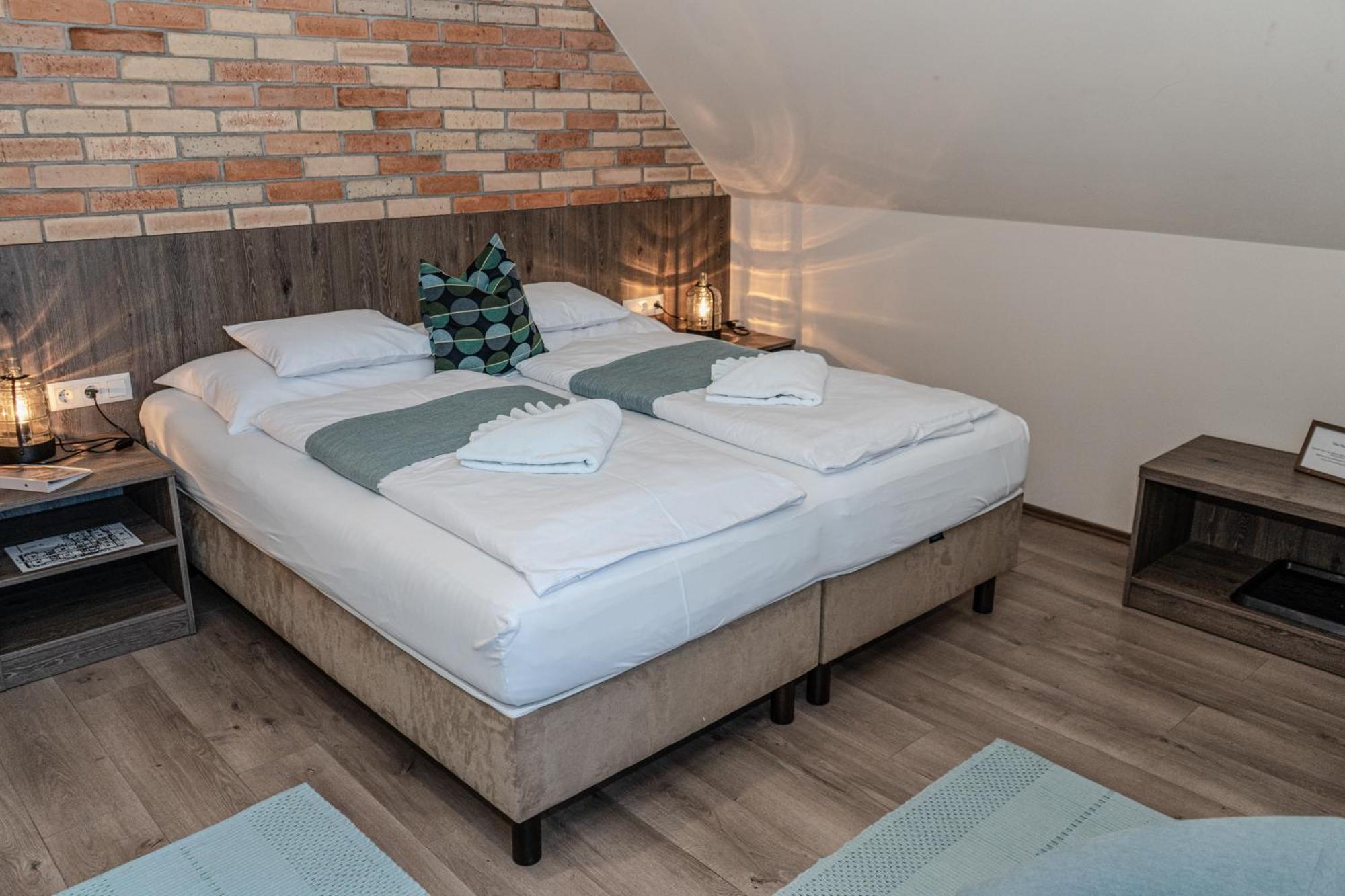 Bed and Breakfast Dreko Panzio & Borbisztro Győrújbarát Esterno foto