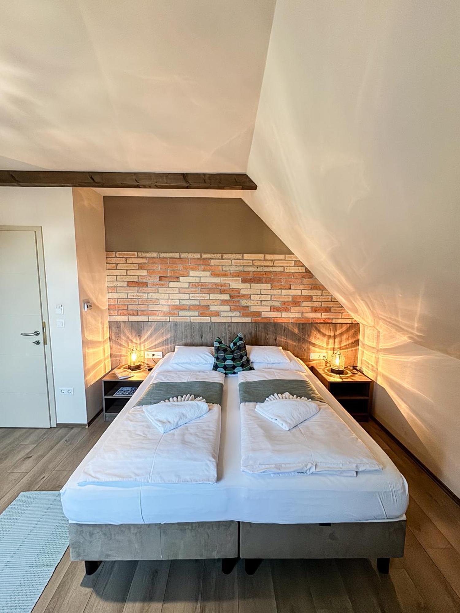 Bed and Breakfast Dreko Panzio & Borbisztro Győrújbarát Esterno foto