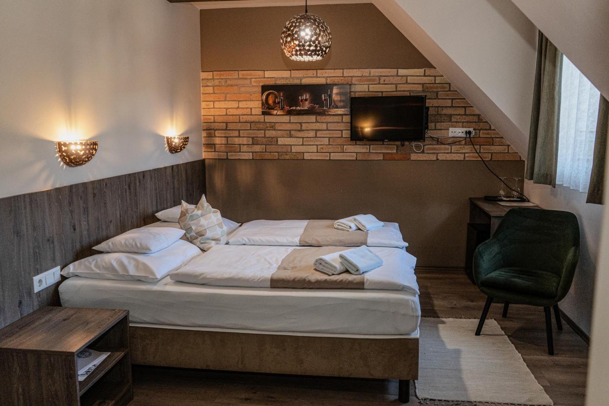 Bed and Breakfast Dreko Panzio & Borbisztro Győrújbarát Esterno foto